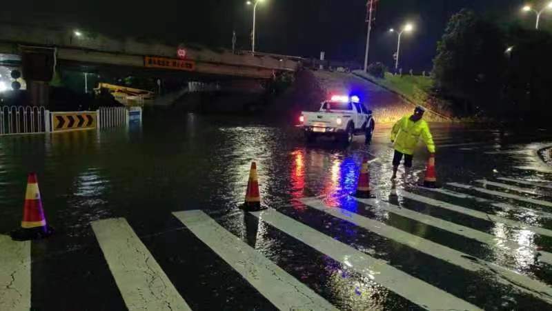 安全感拉滿，湘陰交警暴雨中“硬核”守護(hù)！