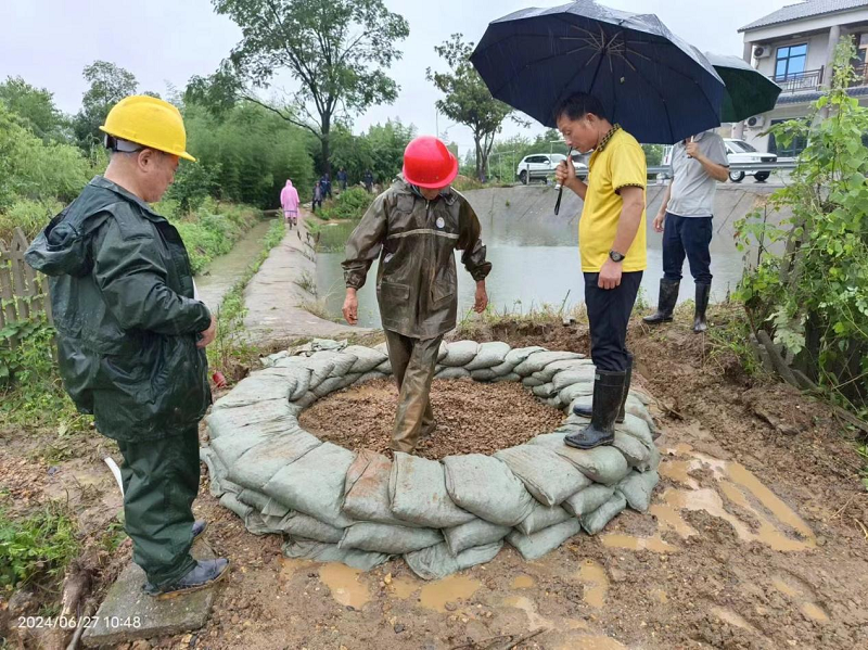 防汛進行時丨鶴龍湖鎮(zhèn)成功處置一處管涌險情