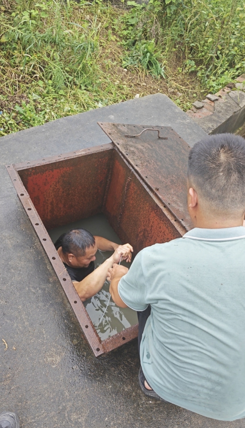 防汛進行時丨53歲老?黨員緊急搶修水箱 解決湖水倒灌隱患