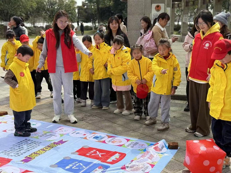 追“锋”的小小少年！湘阴新时代文明实践中心开展雷锋月主题活动