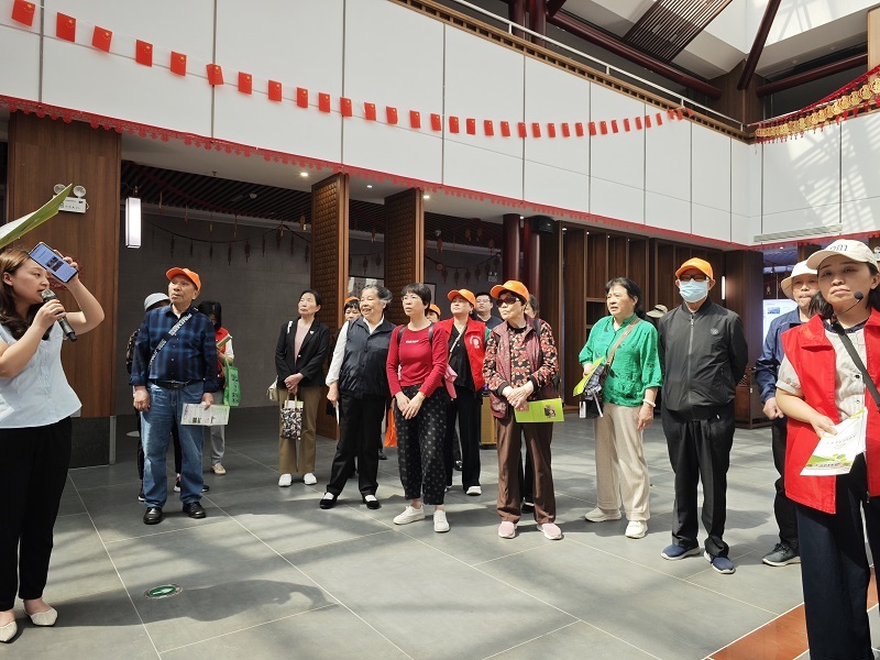 湘阴：百余名老人春游县城 见证城市发展新面貌