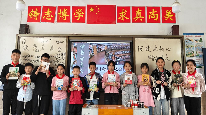 湘阴县南湖洲镇赛头学校：“讲台”变“舞台”  “铅字”化“语言”