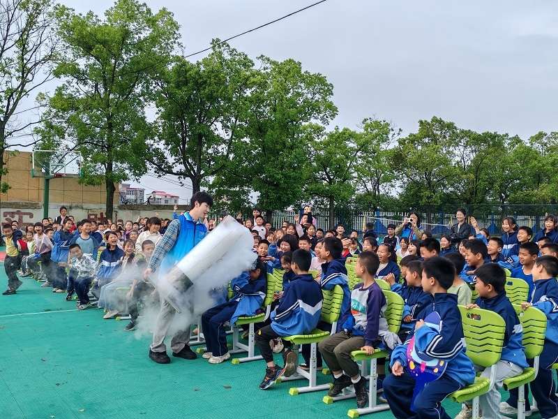 点燃少年科技梦！湘阴县科协开展“趣玩科学 童筑梦想”科技体验活动