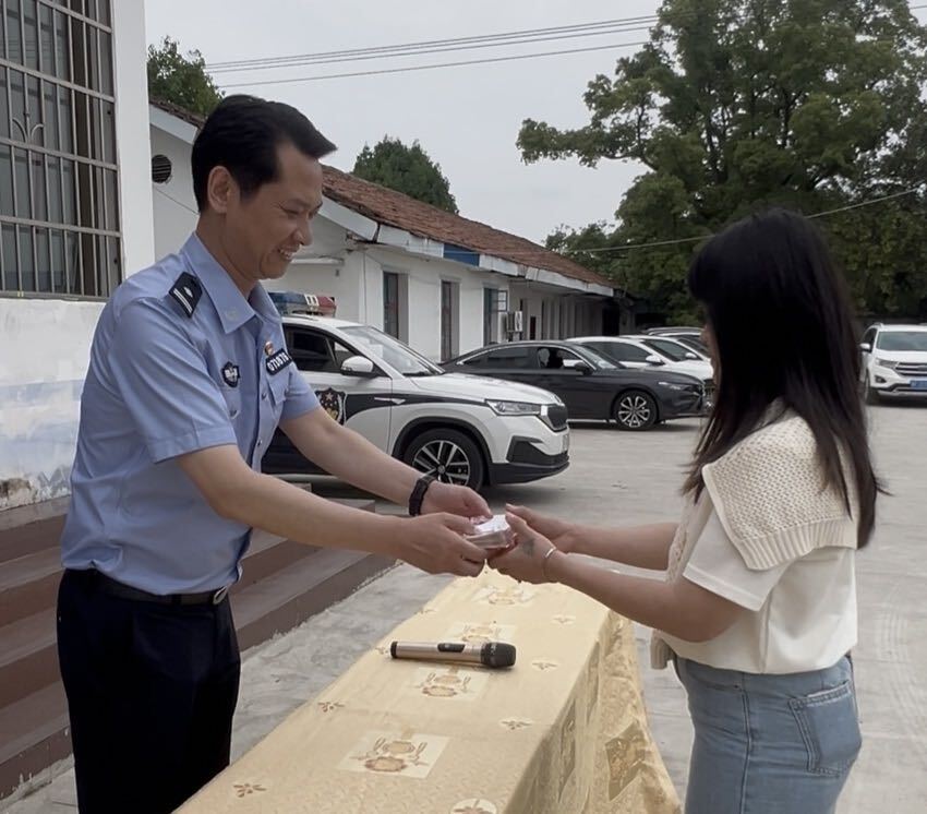 ​“包过办驾照”诈骗7人涉案10万！湘阴公安追赃获赠7面锦旗