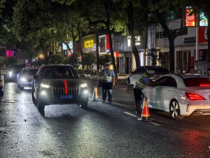 湘阴县公安局交警大队：“勤务+服务”模式护航五一假期