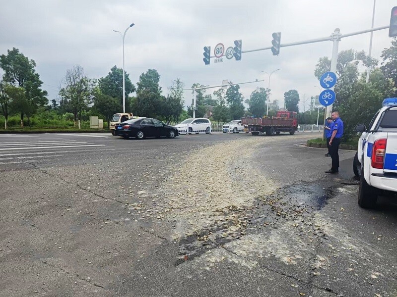 芙蓉北路渣土车“作妖”留痕 湘阴城管“破案”整治