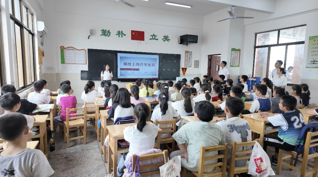 追光吧，少年！靜河鎮(zhèn)青年干部宣講進校園傳遞榜樣力量
