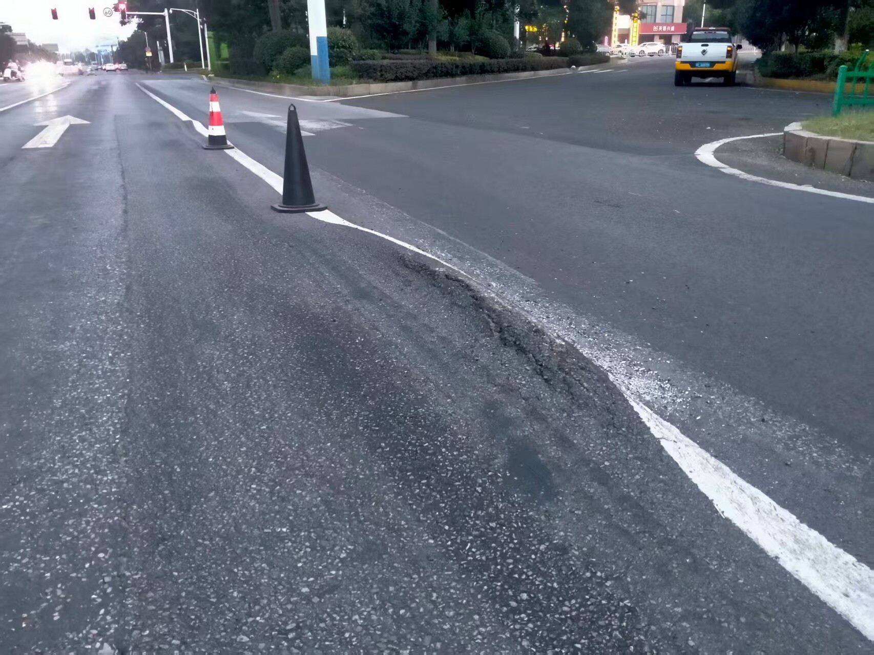 緊急搶修八小時(shí)！芙蓉北路“車轍險(xiǎn)情”深夜化解