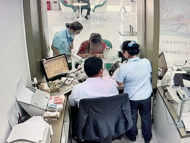 2000枚硬币+3万元残钞顺利入账！中国农业银行湘阴支行暖心服务获赞