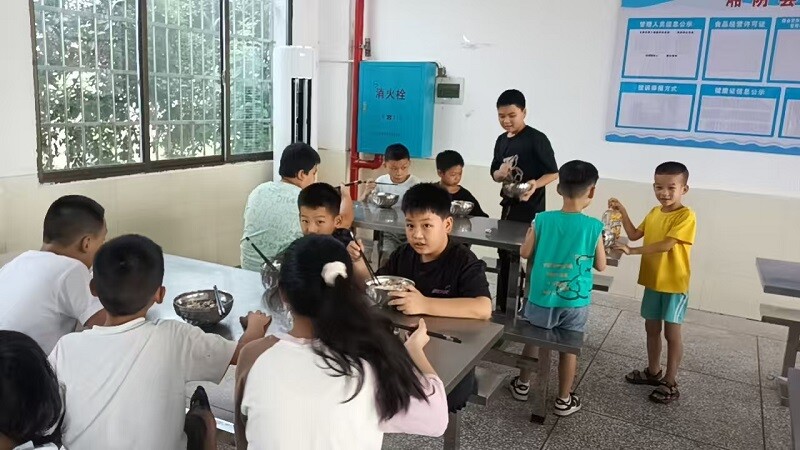 東塘鎮(zhèn)：24小時速贈“開學(xué)禮” 黃甲中學(xué)師生吃上“清涼開學(xué)餐”