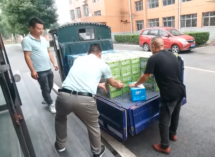湘阴县第一中学校友捐赠百件饮品 深情回馈母校庆百廿华诞