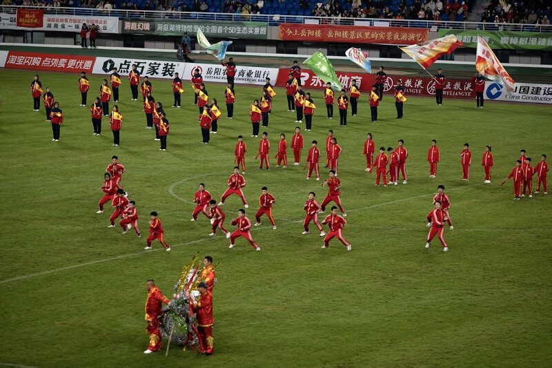 “湘超”岳阳专场昨晚燃情启幕！2万观众体验湘阴“文武大秀”
