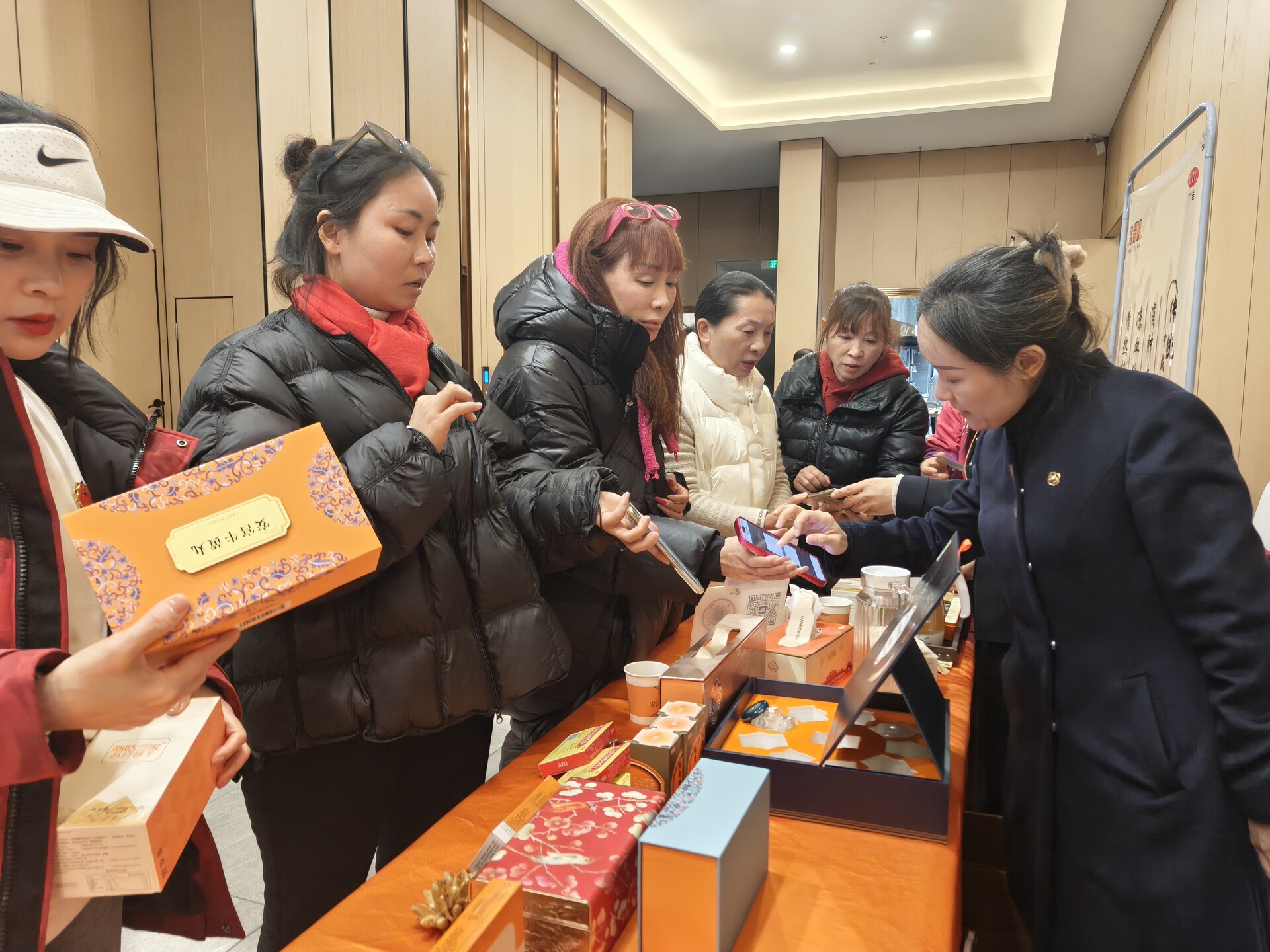 倾情助冬泳 暖意显担当