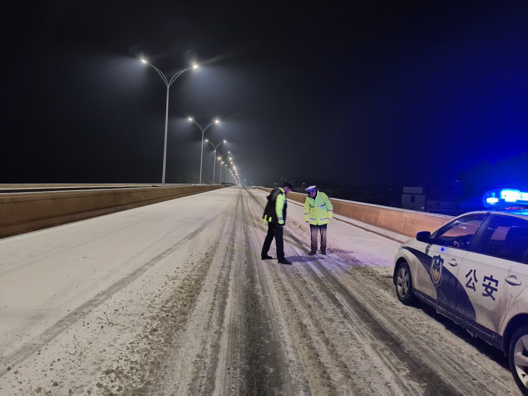 雨雪冰冻天气来袭 湘阴公安交警护航平安出行路