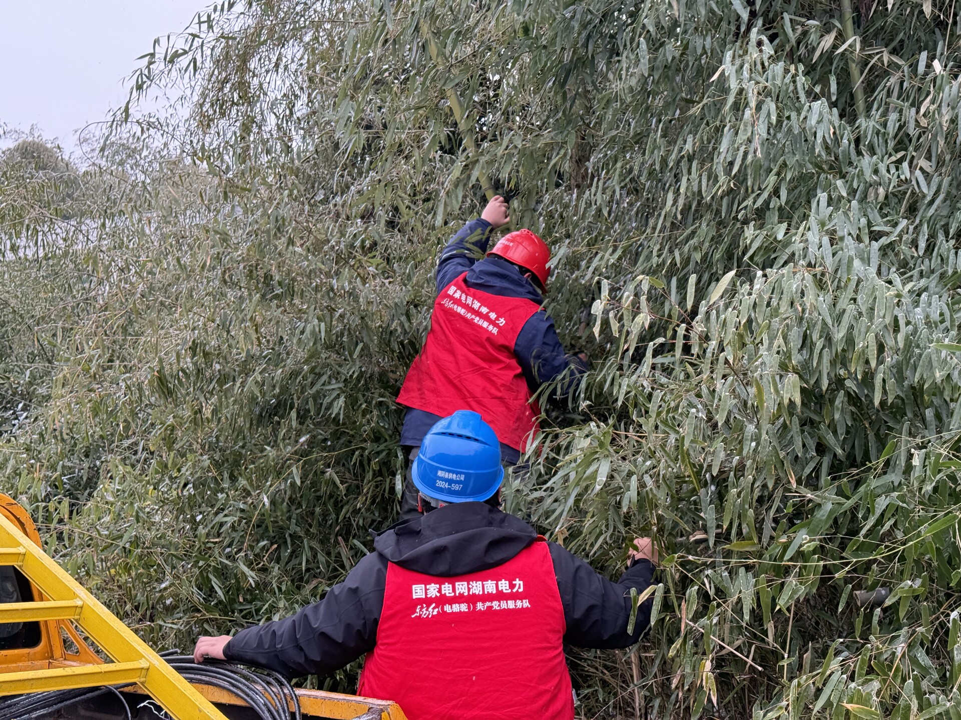 寒潮突袭湘阴，电网全力抗冰保供电