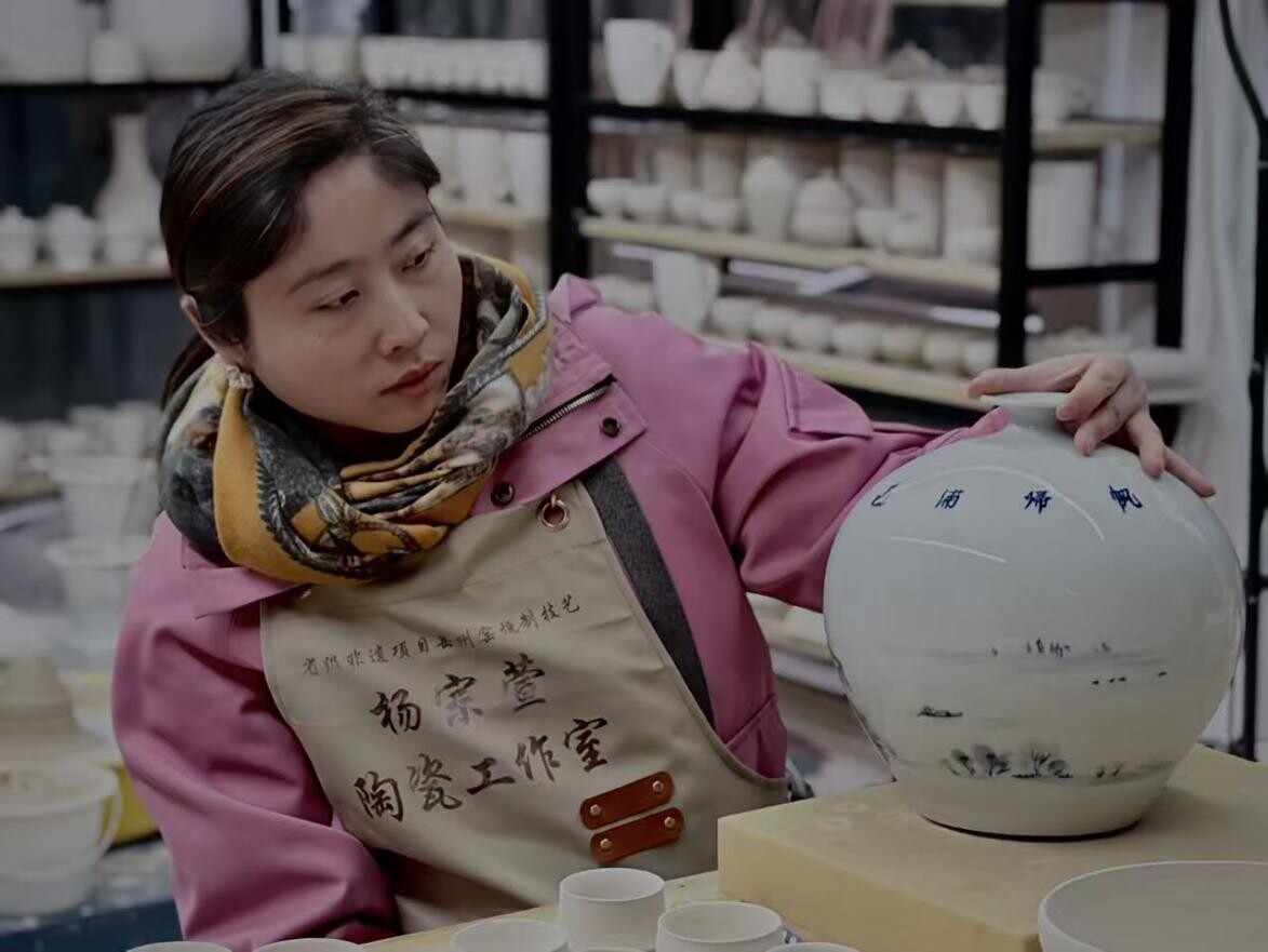 青花语故乡 瓷上续潇湘——非遗传承人杨宗萱重塑“远浦归帆”