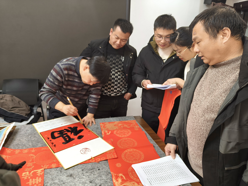 湘阴县委宣传部开展“迎春接福·欢度新年”送春联活动