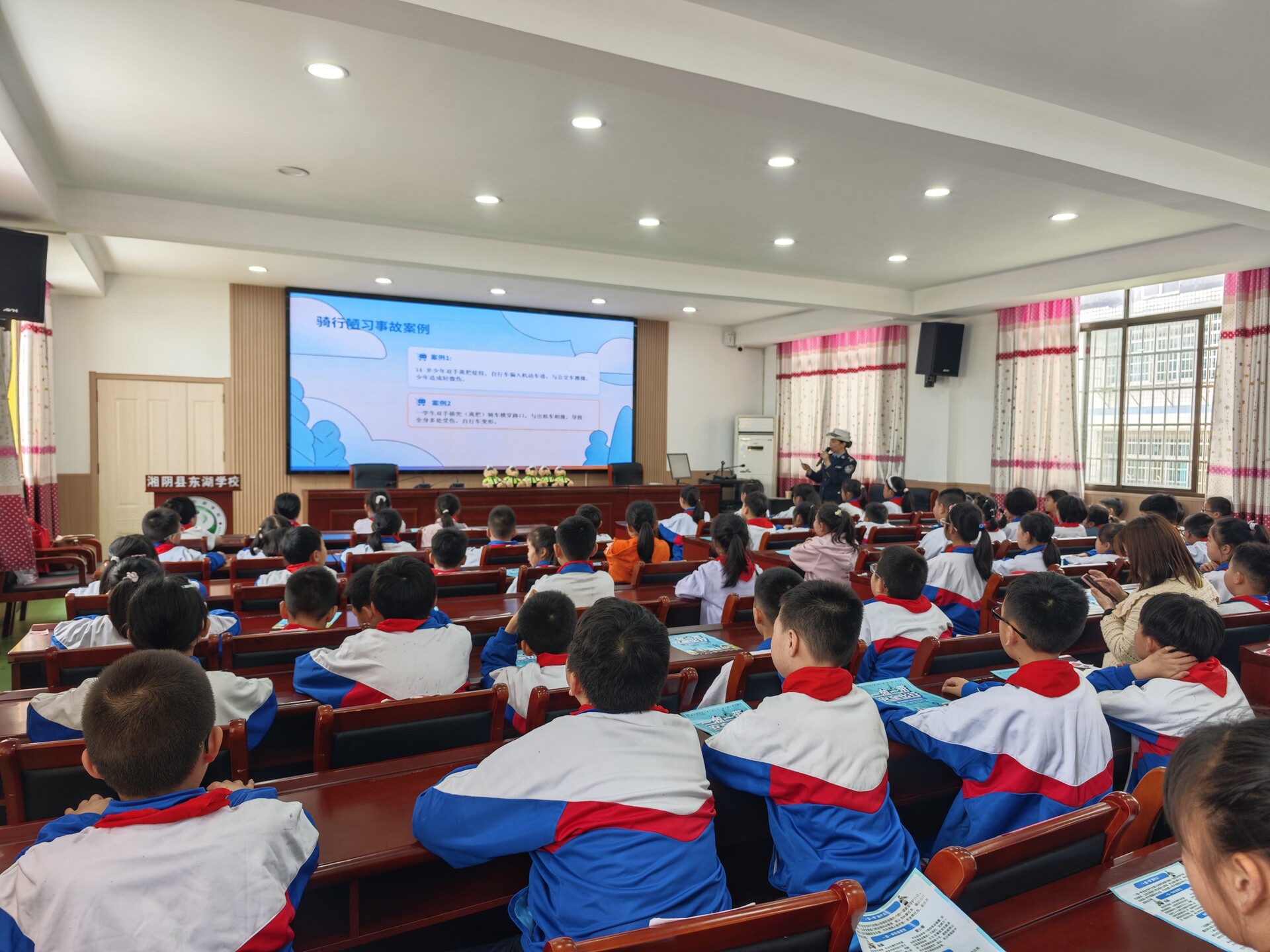 平安“童”行 ！湘阴县公安局交管大队走进东湖学校开展交通安全宣讲
