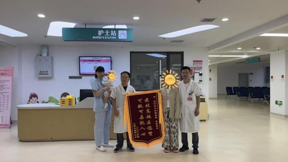 一面锦旗背后的康复故事：湘阴妇幼助“慢飞天使”重拾健康