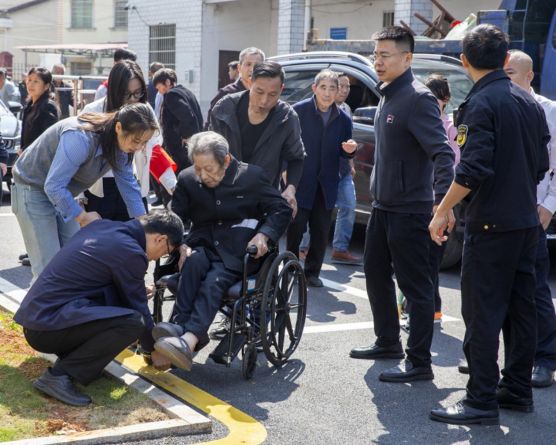 湘阴县鹤龙湖镇41名特困老人喜迁新居