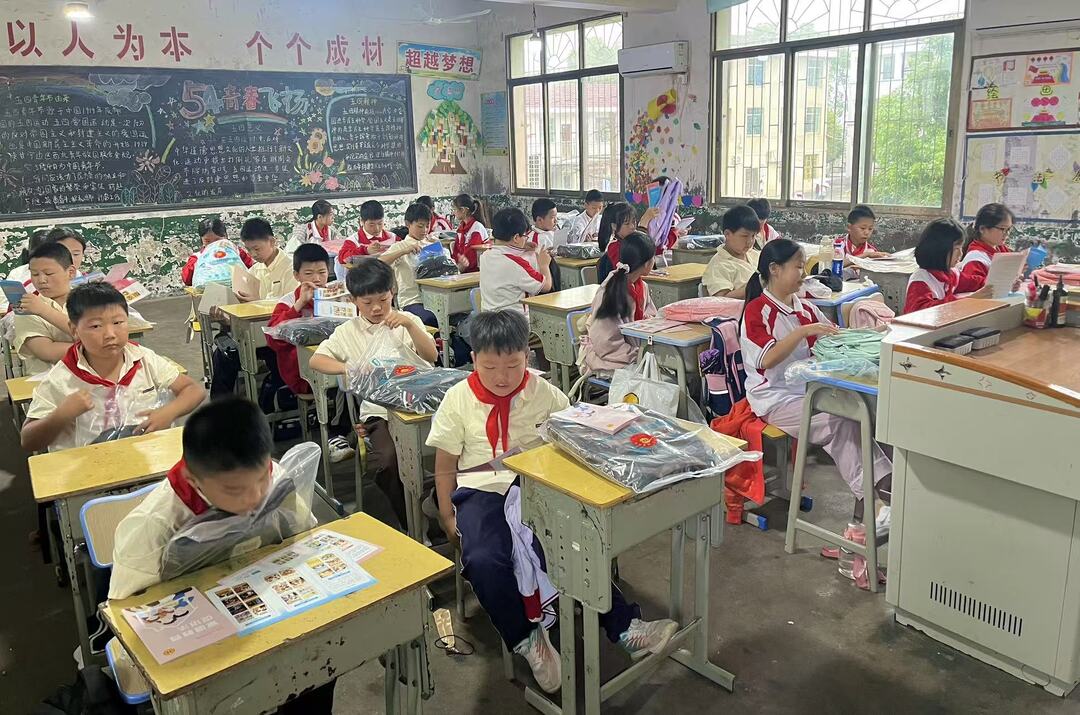 湘阴县总工会在东塘中学送出特别的“六一”礼物