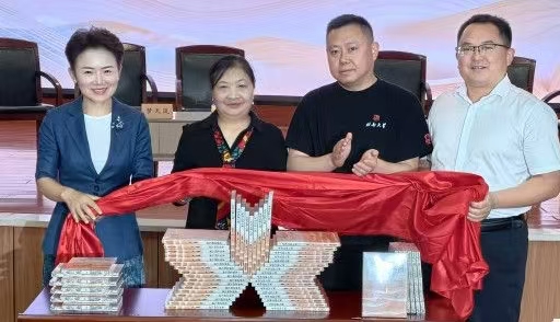 扫帚为笔写人间——环卫女工黄新生《我扫过的人间》新书首发式在毛泽东文学院举行