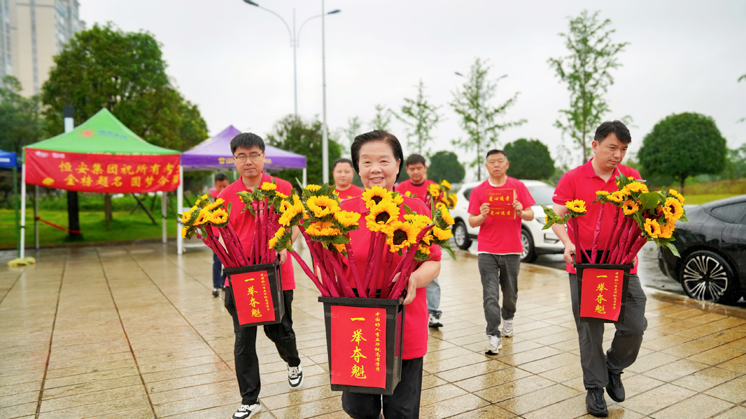 一捧向阳花，暖了两场雨  ——中国好人李立华高考日奔走湘阴两考点