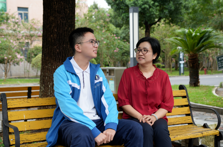 讲台有光·湘阴师者录丨易蓉：于灯火处见初心