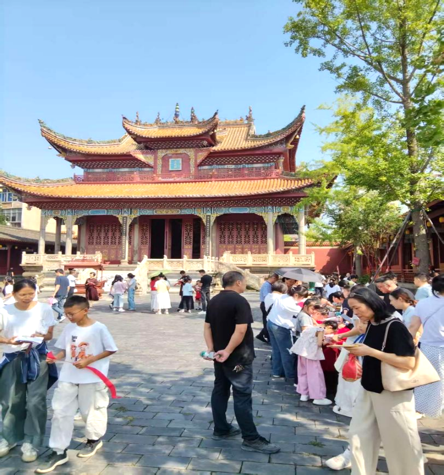 百人诵左宗棠名句、行古礼、书红绸，沉浸式触摸千年文脉