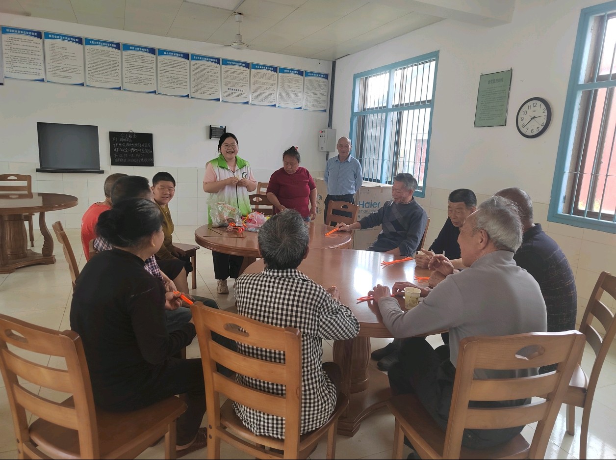 扭花暖暮 指尖传情！樟树镇社工站在敬老院开展创意手工活动