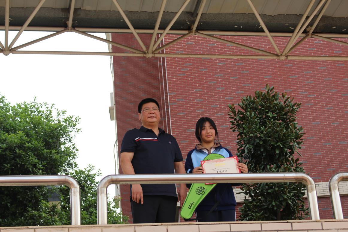湘阴县知源学校：“小雷锋”助迷路小女孩回家 
