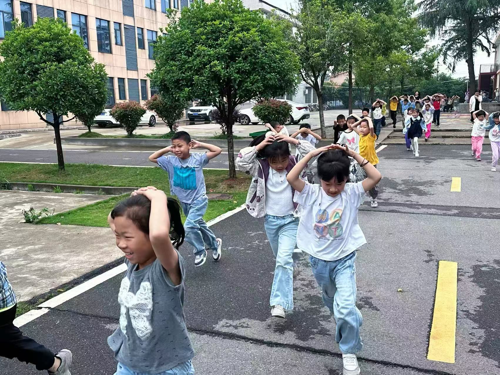 湘阴县茶湖潭中学：实战演练筑牢防震安全屏障