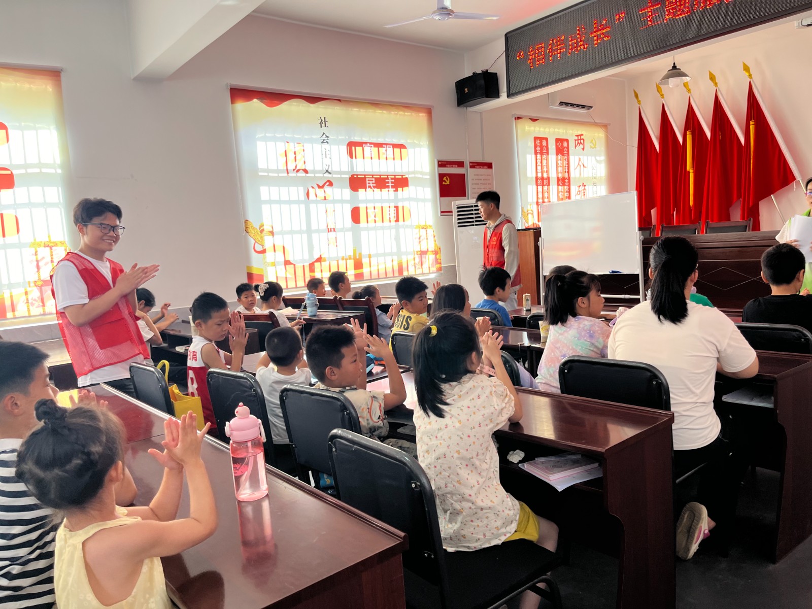 嶺北鎮(zhèn)：暑期課堂點(diǎn)亮留守兒童多彩假期