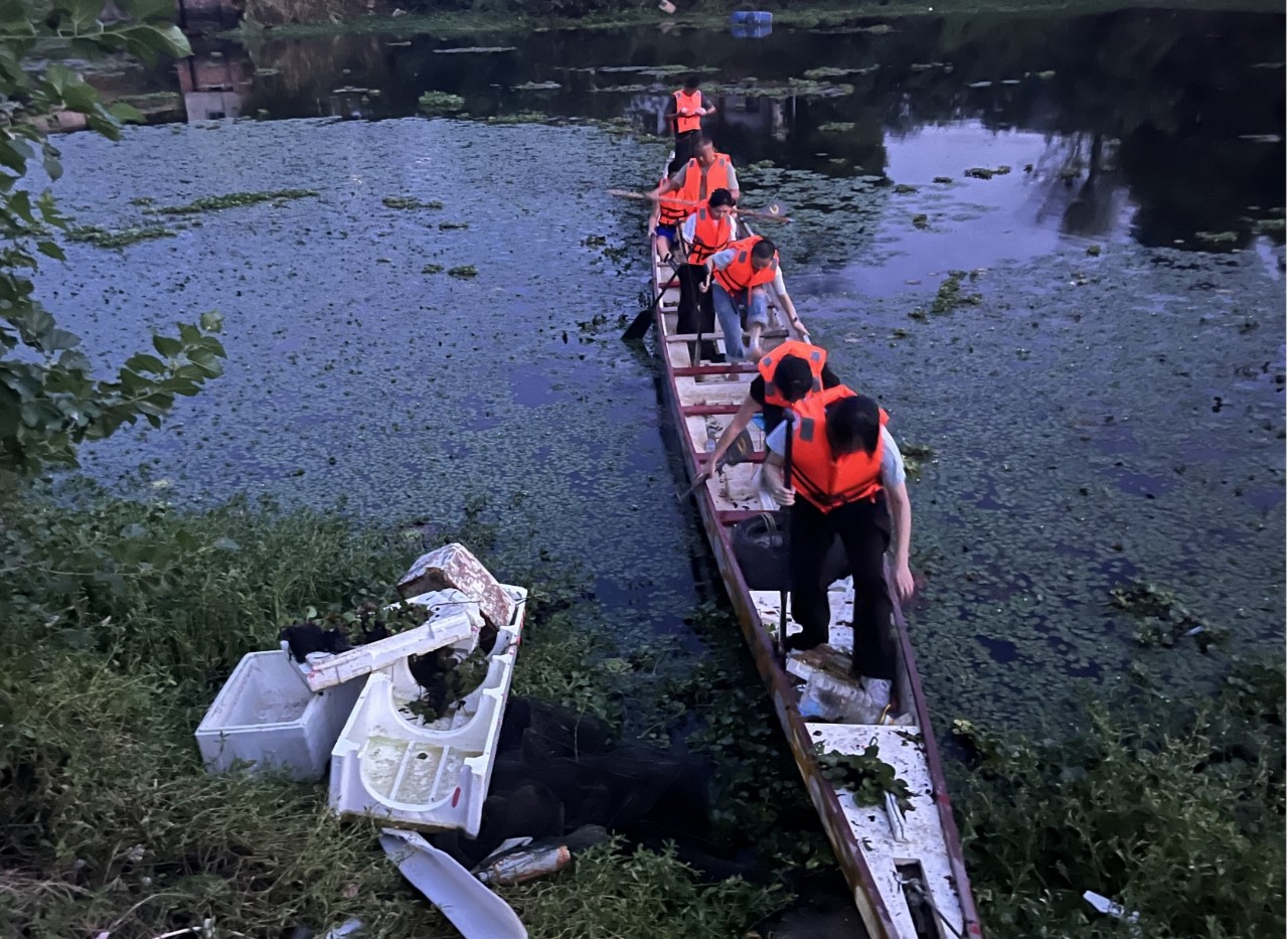 南湖洲镇开展河道垃圾清理行动