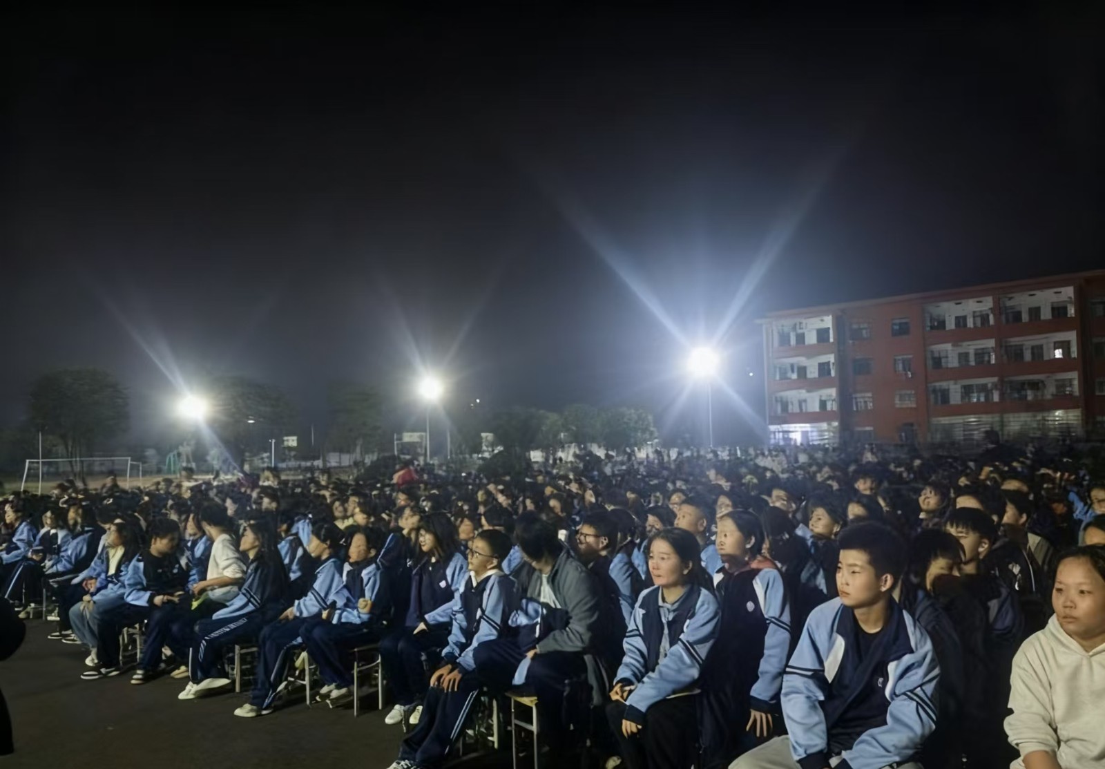 湘阴：新泉中学观影铸魂，厚植青少年爱国情怀