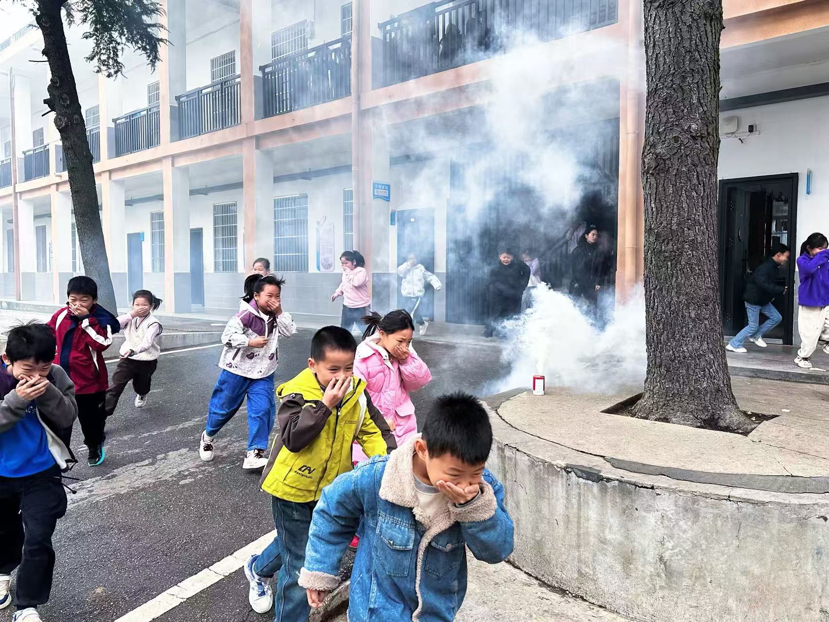 湘阴县茶湖潭中学：消防演练筑牢校园安全教育“防护墙”