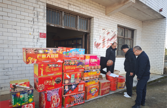 金龙镇取缔一处烟花爆竹非法储存点