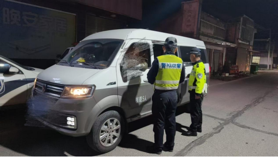 岭北镇：“路警联合”严打非法运输烟花爆竹