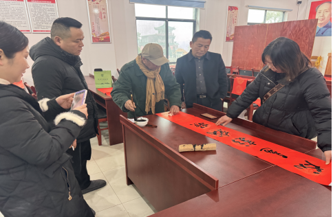 樟树镇：书法家送福进社区，120副对联迎新春