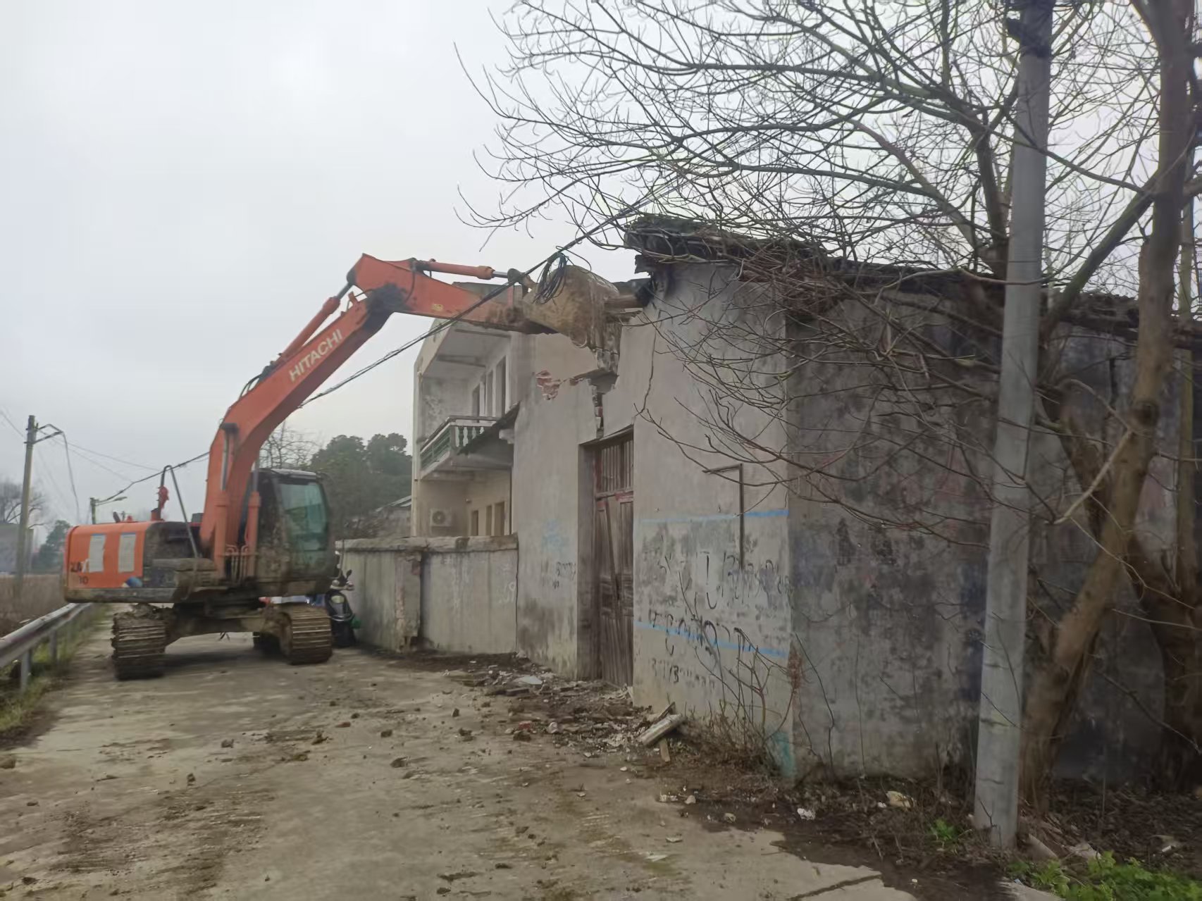 新泉镇整治沿堤隐患 3栋空心房安全拆除