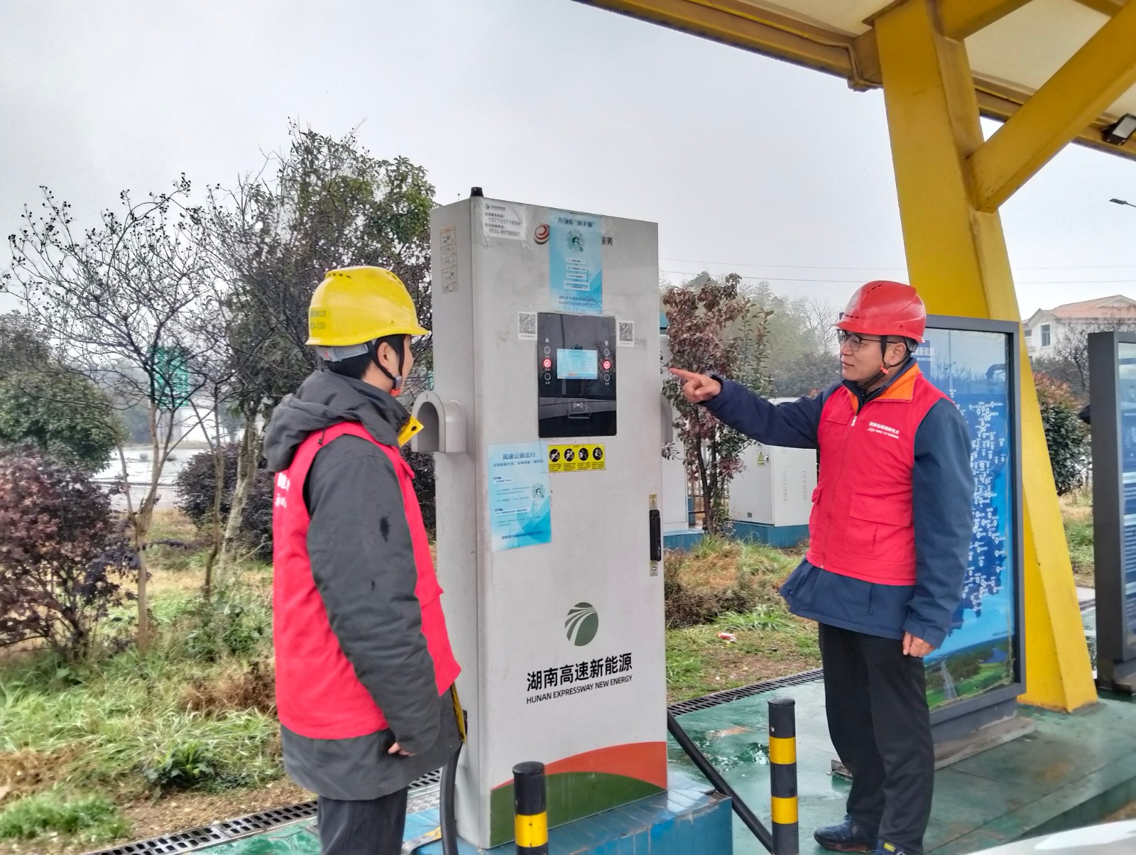国网湘阴县供电公司：护航春运返乡路  为高速充电桩“开箱体检”
