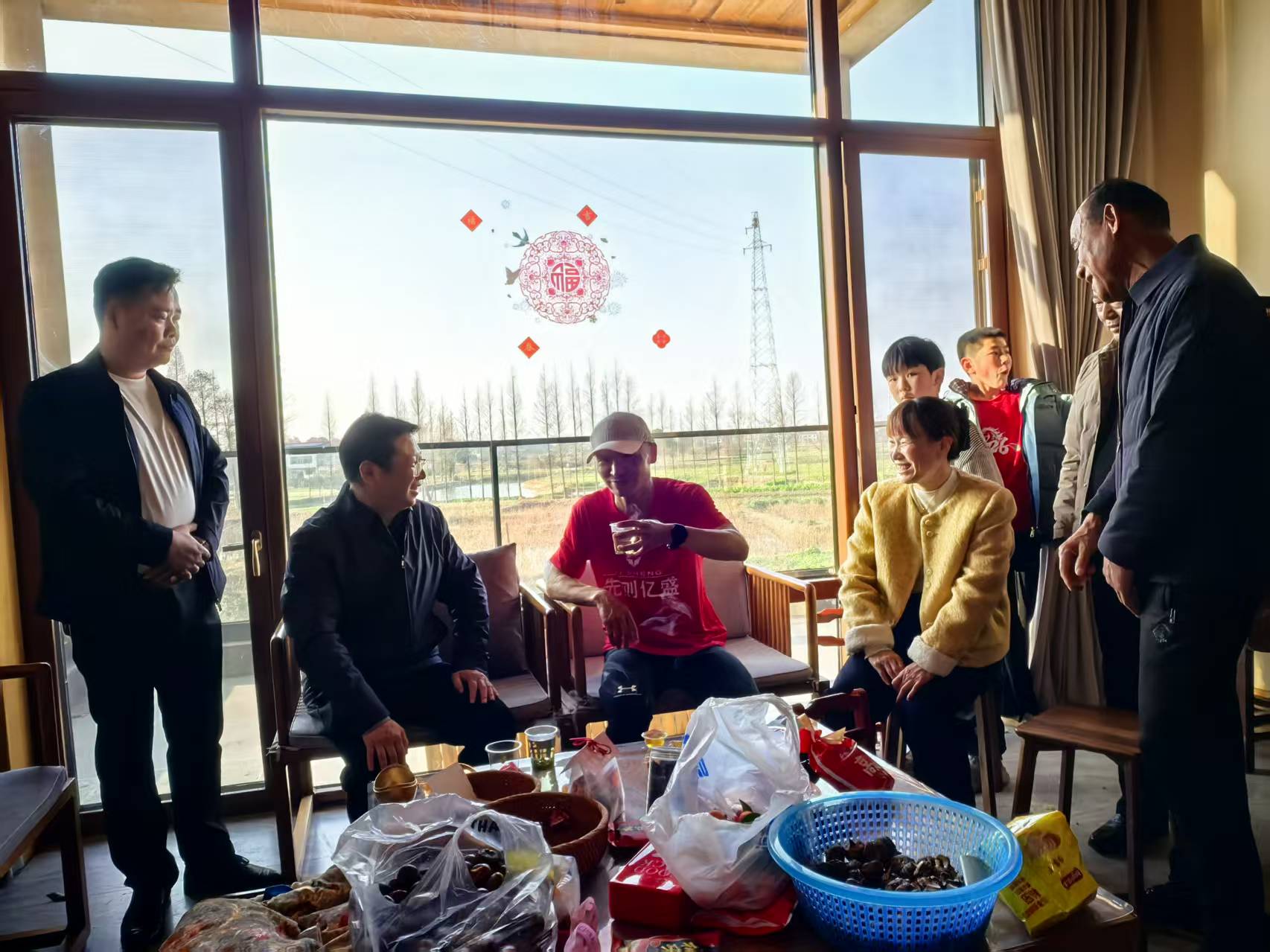 南湖洲镇：慰问返乡乡贤 系紧乡情纽带