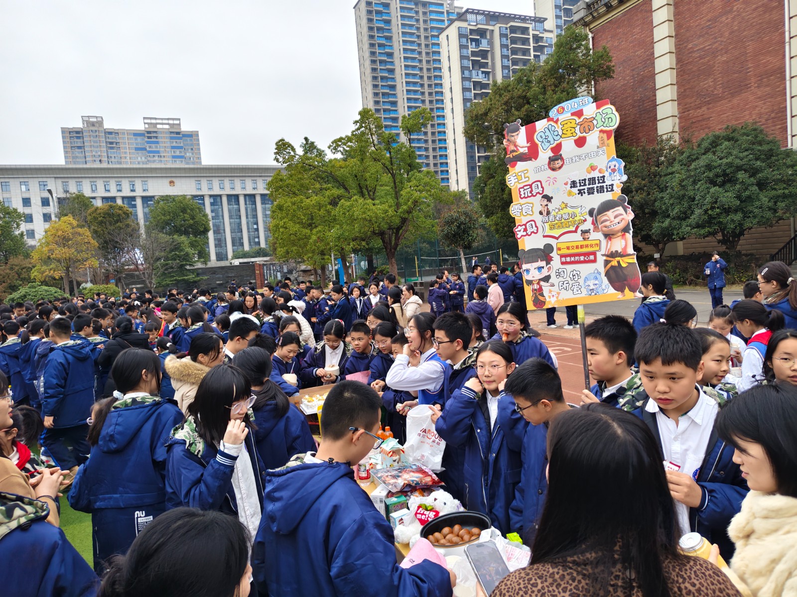 湘阴城东学校：童声飞扬“集小善” 爱心义卖“行大爱”