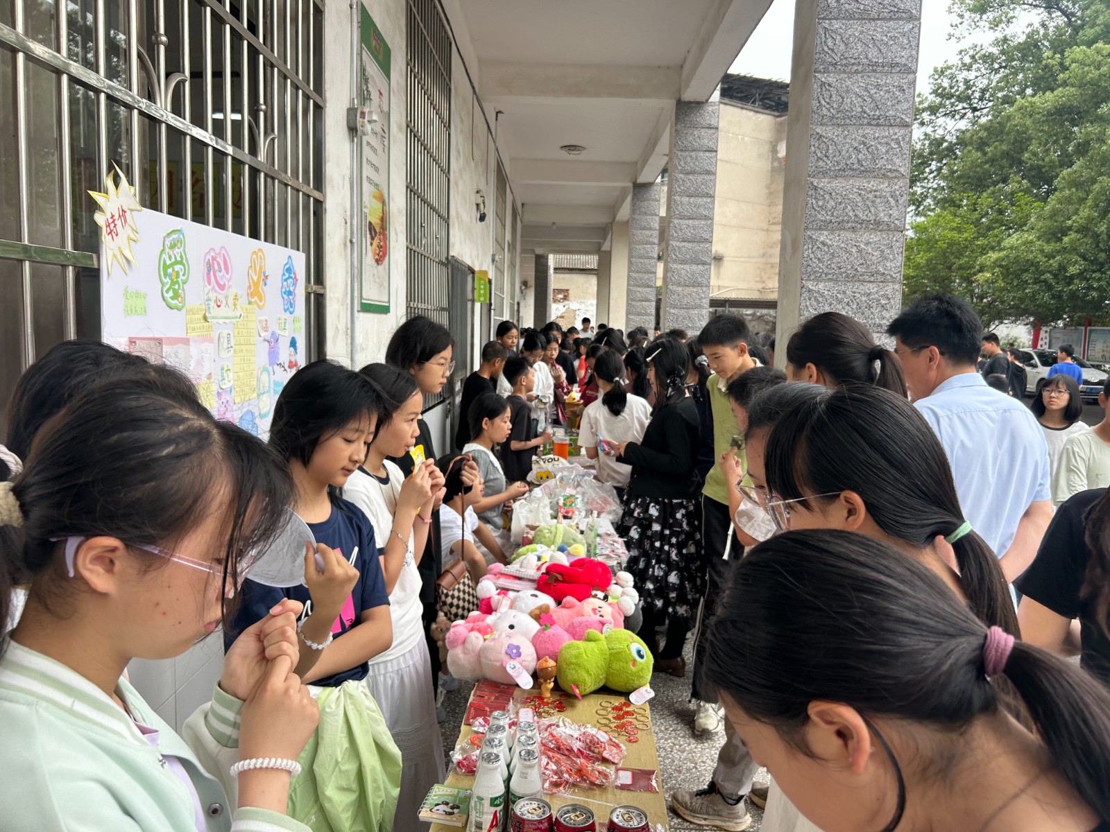 袁家铺中学：童心向善暖校园 义卖传爱庆六一