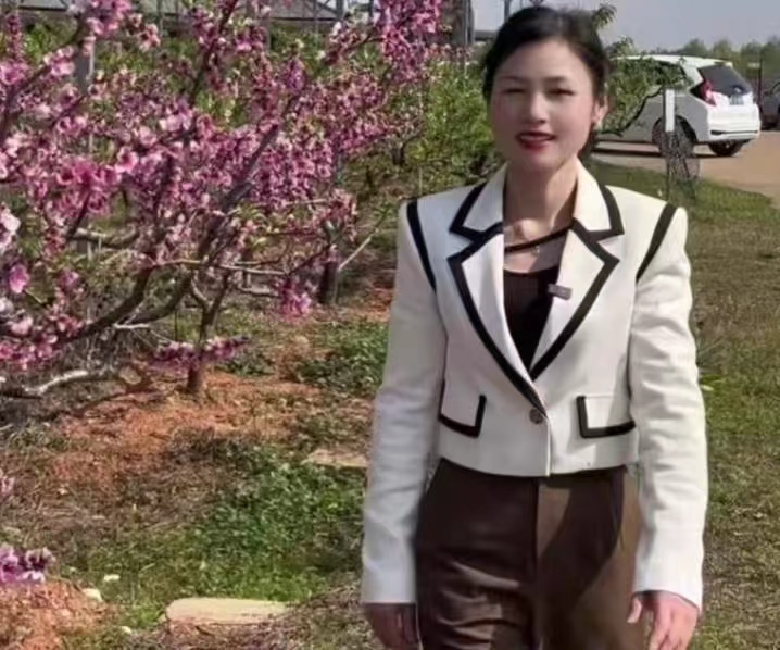 新大众文艺  |  村官何向荣的诗歌