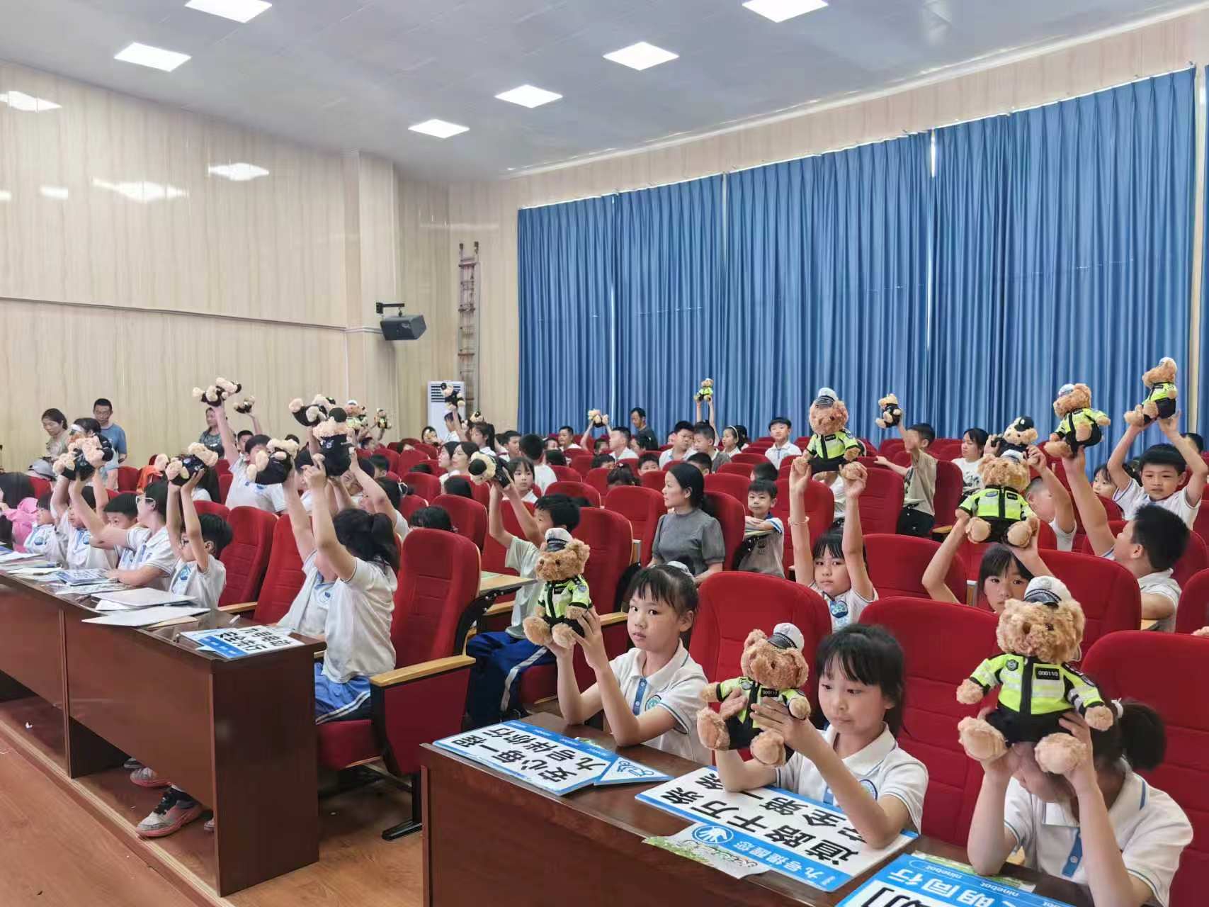 湘阴县滨湖学校:  小小头盔大安全，警校携手护成长